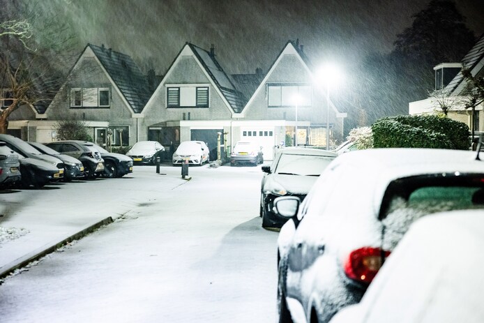 Sneeuw in de straten van een wijk in Maasdam.