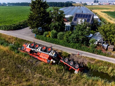 Hijskraan van bijna 50.000 kilo ligt al twee dagen in sloot bij Hoek van Holland