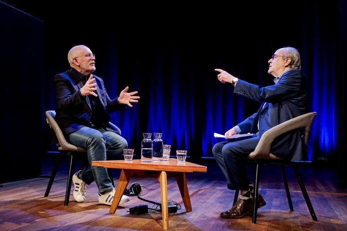PvdA-partijprominent Ad Melkert (r) probeerde meer dan een jaar in contact te komen met partijleider Frans Timmermans. In De Balie lukte dat.