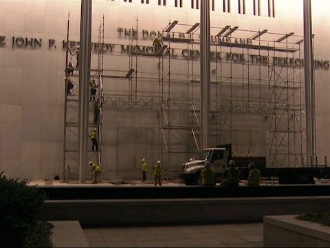 Toeschouwers juichen terwijl Trumps naam verdwijnt van Kennedy Center