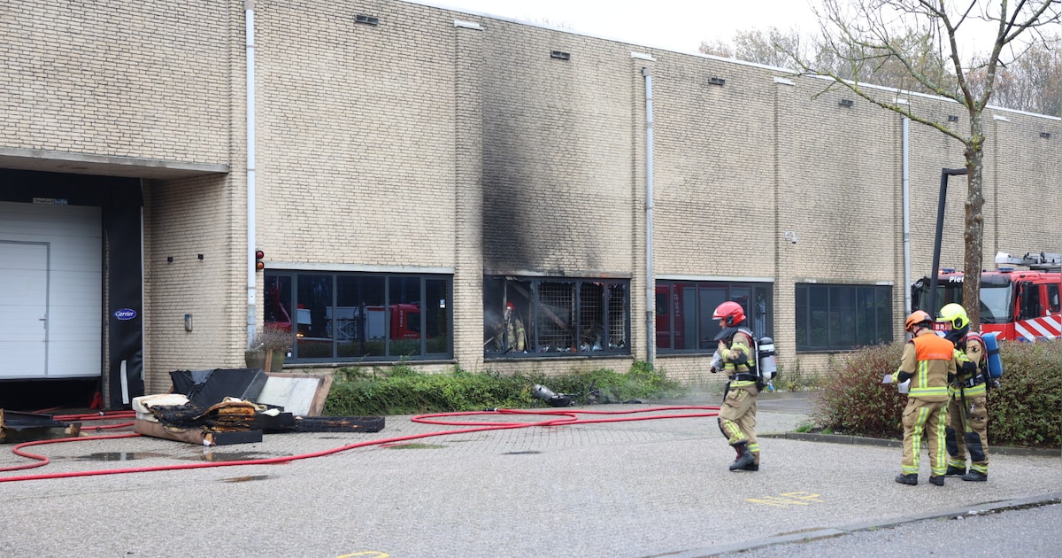 Brandende fatbike zorgt voor veel schade in bedrijfspand in Badhoevedorp
