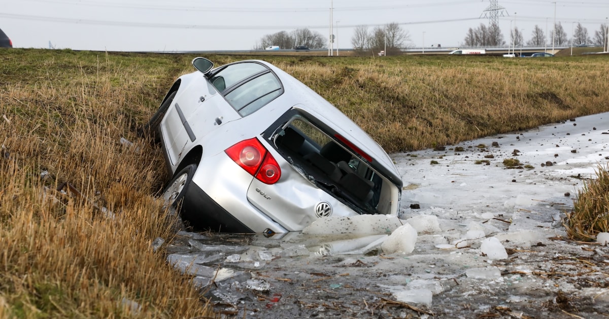 Auto komt vast te zitten in bevroren sloot in Warga