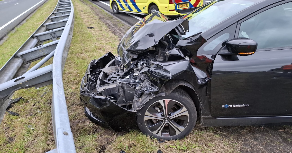 Automobiliste botst tegen vangrail op N33 bij Gieten