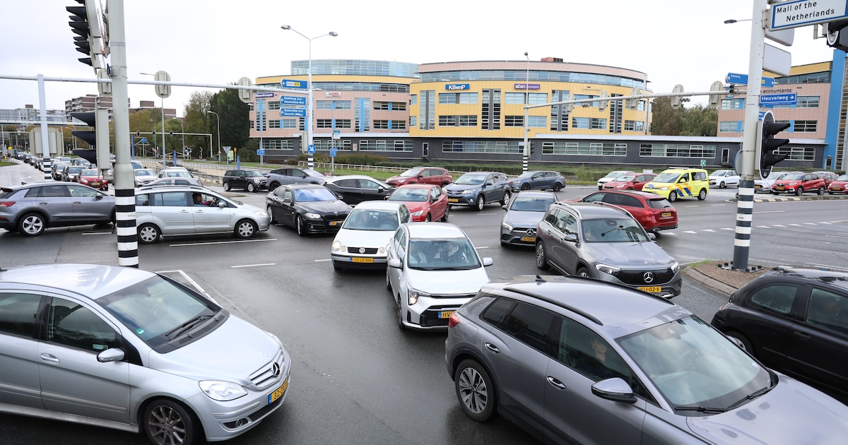 Drukte rond Mall of the Netherlands, alle parkeerplaatsen vol