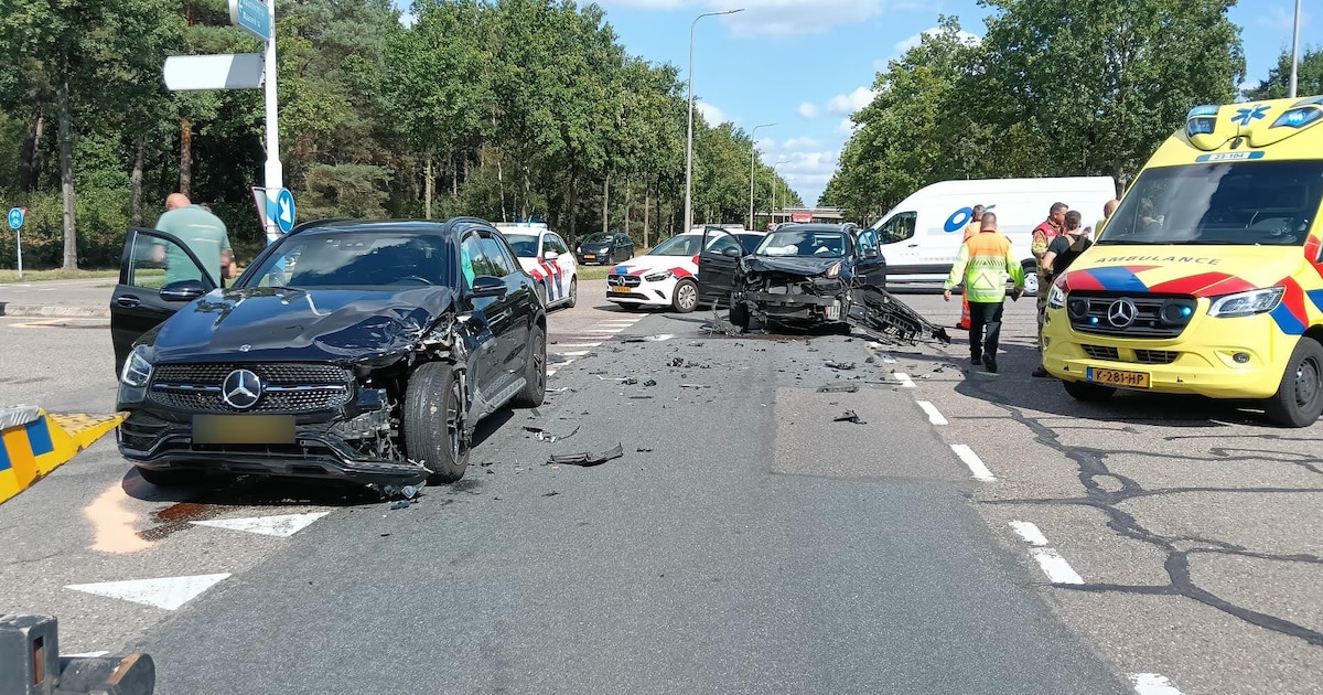 Enorme ravage na botsing tussen twee auto's op N273 bij Horn