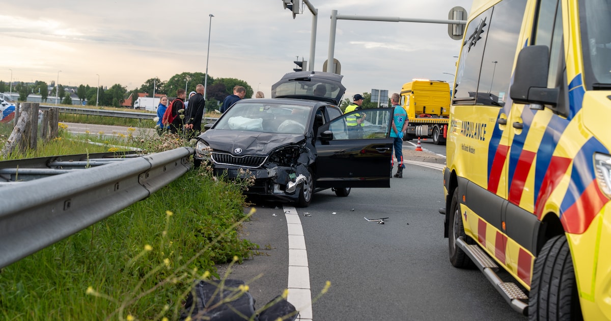 Vrouw naar ziekenhuis na botsing tussen twee auto's op N219 bij Waddinxveen