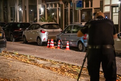 Auto en woning beschoten op Katendrecht, twee personen gewond naar ziekenhuis