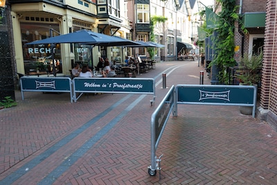Fietsers stappen af, plantenbakken erbij: zo verandert populaire terrasstraat in Apeldoorn