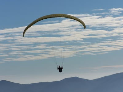 Nederlandse paraglider (18) stort 200 meter naar beneden in Oostenrijk nadat noodscherm weigert