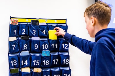 Telefoonverbod op school kan averechts effect hebben: ‘Jongeren compenseren schermtijd thuis’