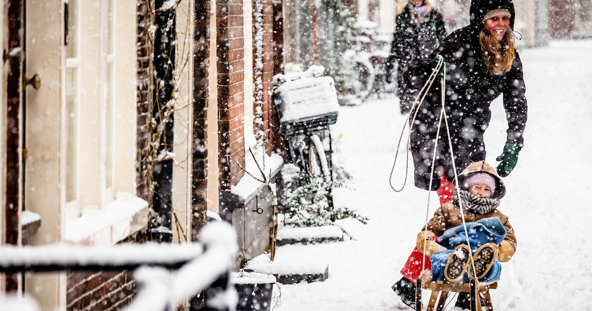 HVC probeert wegen begaanbaar te houden, maar strooit niet óveral: ‘Veeg ook je eigen stoepje schoon