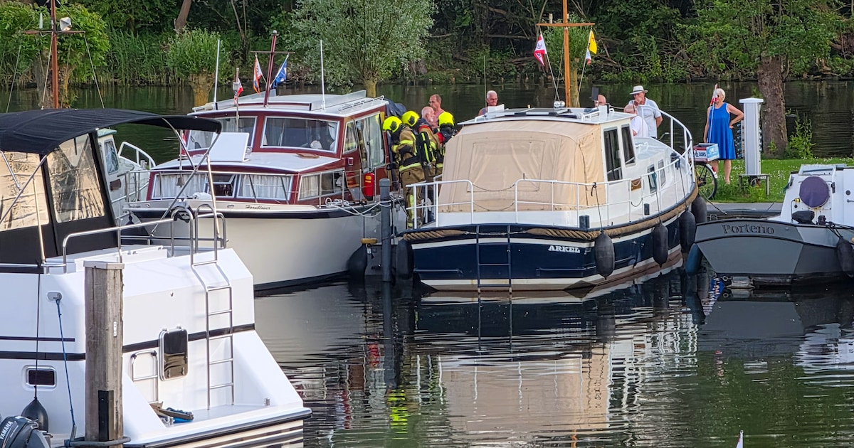 Klein brandje op boot in Arkel