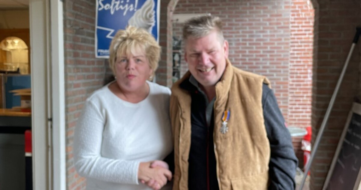 Koninklijke onderscheiding uitgereikt aan Harry op Schiermonnikoog