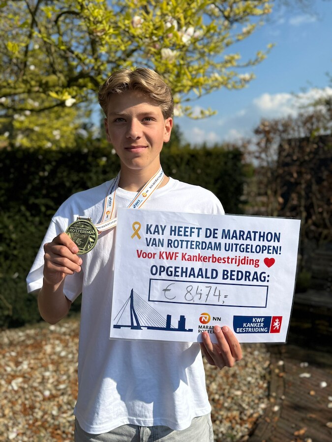 Kay (18) verloor zijn moeder na kort ziekbed, nu haalt hij duizenden ...