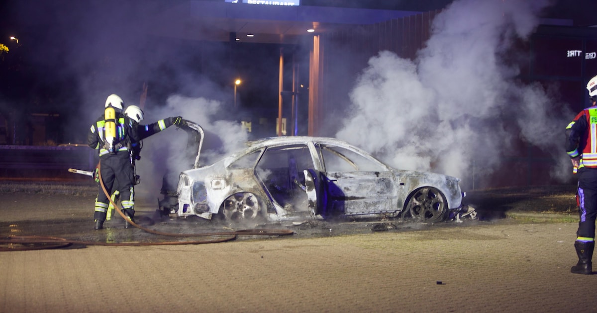 Auto brandt volledig uit bij grensovergang De Poppe, één persoon aangehouden