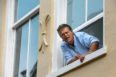 Deurwaarder legt beslag op huurwoningen van Emile Ratelband in Arnhem, verkoop dreigt