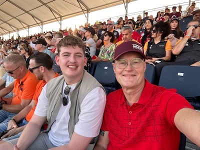 Hengelose vader en zoon verbaasd over gelatenheid bij Norris-fans in Abu Dhabi: ‘Leek ze weinig te d