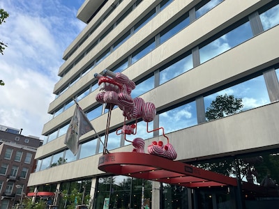 Mystery: the story behind the statue on the Volkshotel canopy