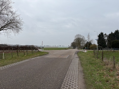 Wielrenner valt door uitstekende betonplaat in Haarsteeg, is de gemeente schuldig?