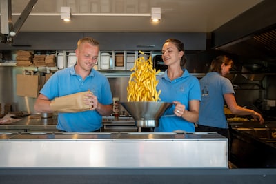 Rokus runt frietkar bij Woerdense Verlaat: uitvalsbasis voor pils en gehaktbal (gedraaid door moeder