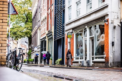 Harde muziek en racende auto’s: Dordtse binnenstadbewoners zijn overlast coffeeshop spuugzat