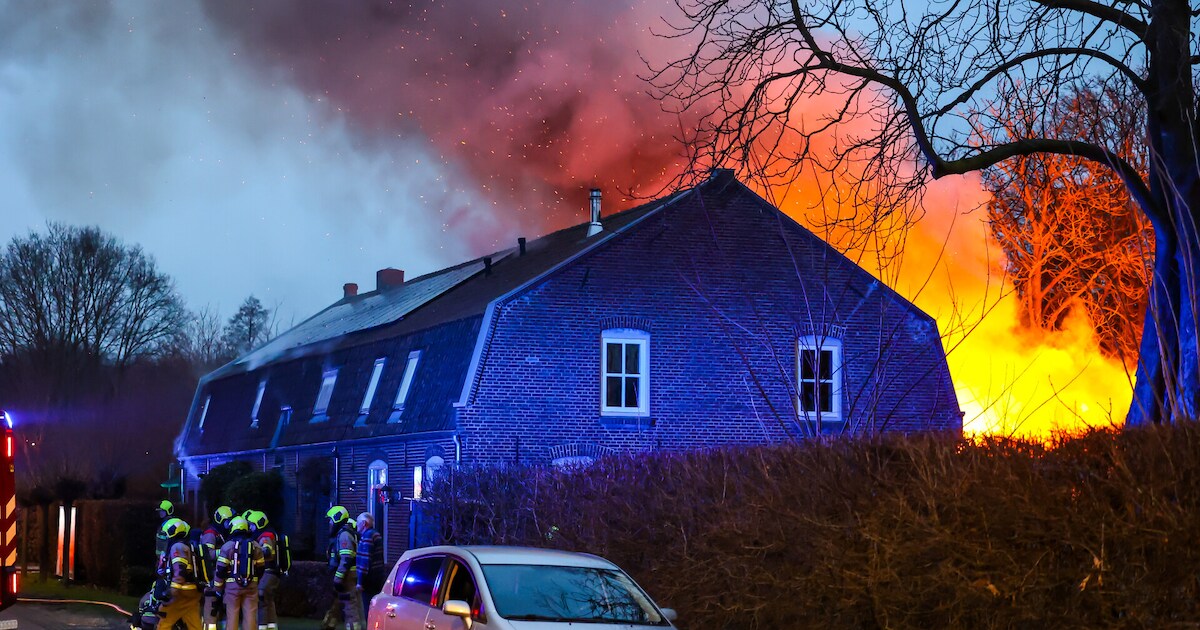 Geëmotioneerde bewoners kijken toe bij grote brand achter hun woning in Schaijk