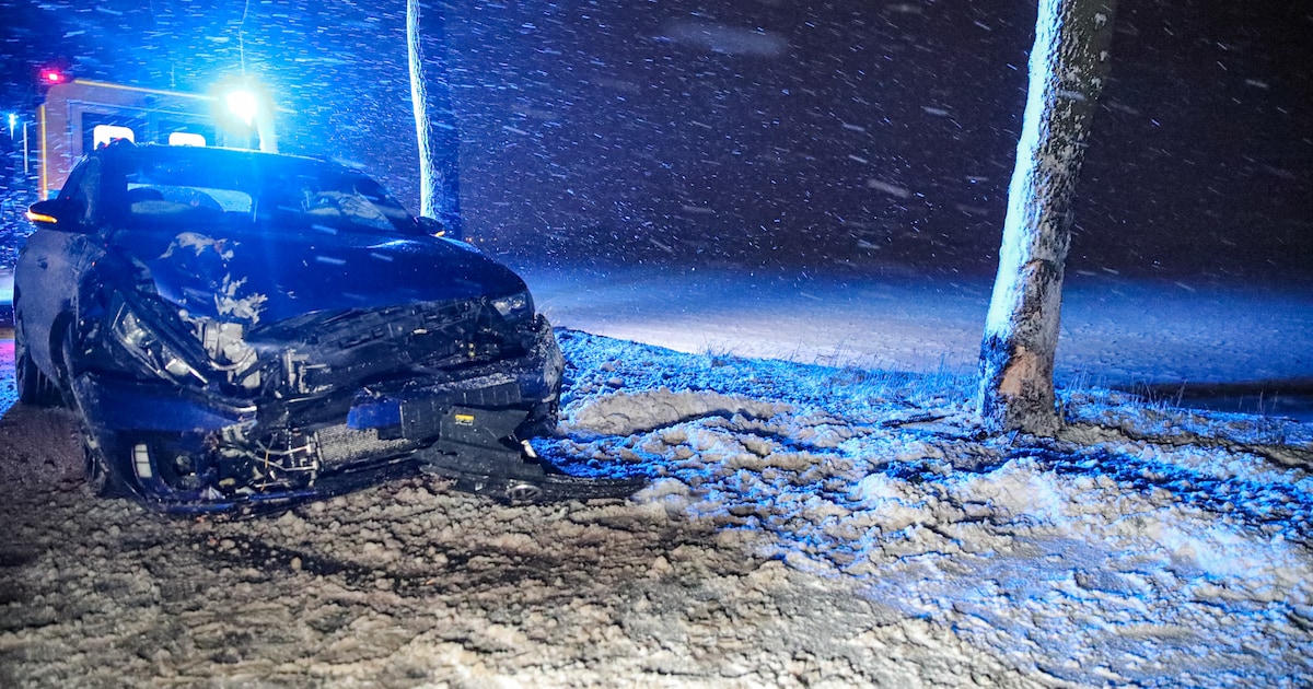 Auto raakt van de weg en botst tegen boom in Blijham