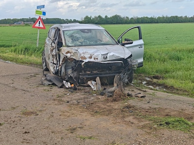Flinke ravage bij eenzijdig ongeval op de Netterdseweg in Azewijn