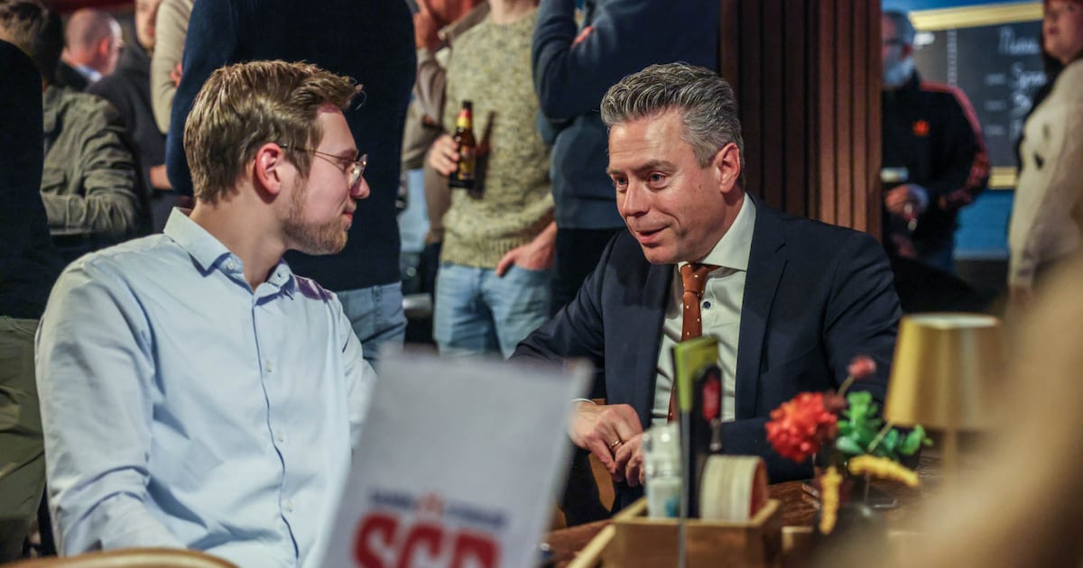 SGP-leider Chris Stoffer bekijkt uitslagen in Woudenberg