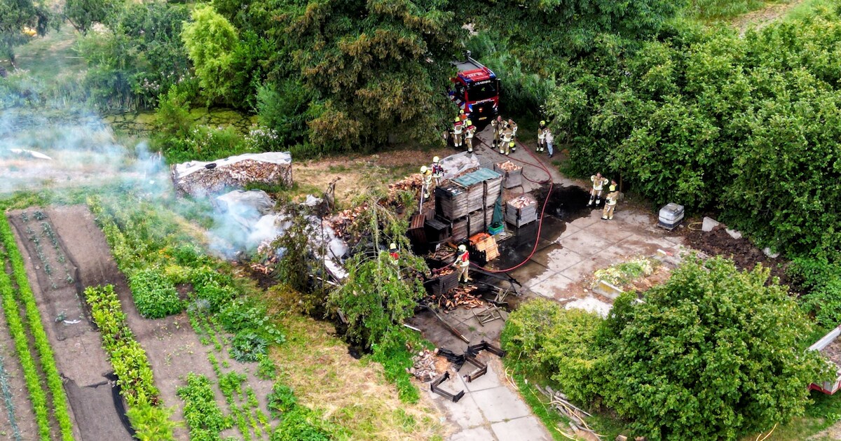 Grote rookwolken bij brand in schuur en houten kisten in Culemborg
