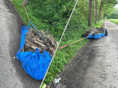Afvaldumper bindt lading vast aan boom en rijdt weg in buitengebied van Enschede