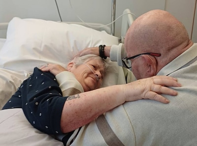 Hennie en Gerda werden van elkaar gescheiden, maar kunnen eindelijk weer twee uurtjes samen zijn