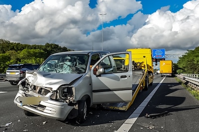 Auto botst achterop vrachtwagen op A50 bij Wolfheze, 8 kilometer file