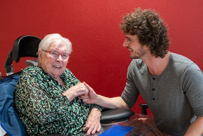 Teije (37) lakt wekelijks de nagels van oma Mieke (97): ‘Van elk bezoek maken we een feestje’