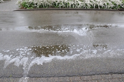 Waarom je moet oppassen als je vandaag een schuimlaag op de weg ziet