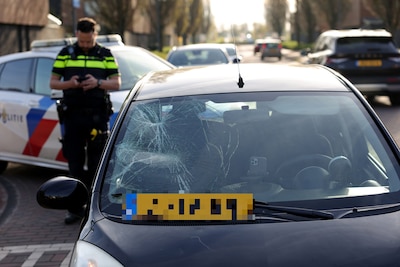 Fietser belandt op voorruit bij aanrijding met auto in Waalwijk