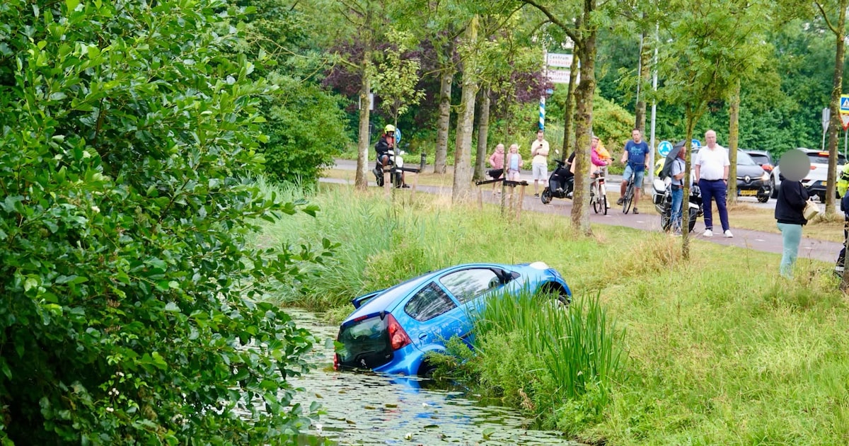 Auto belandt in water na eenzijdig ongeval in Grootebroek