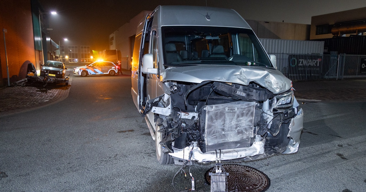 Man (34) uit Velsen aangehouden na botsing met taxibus in IJmuiden, reed onder invloed