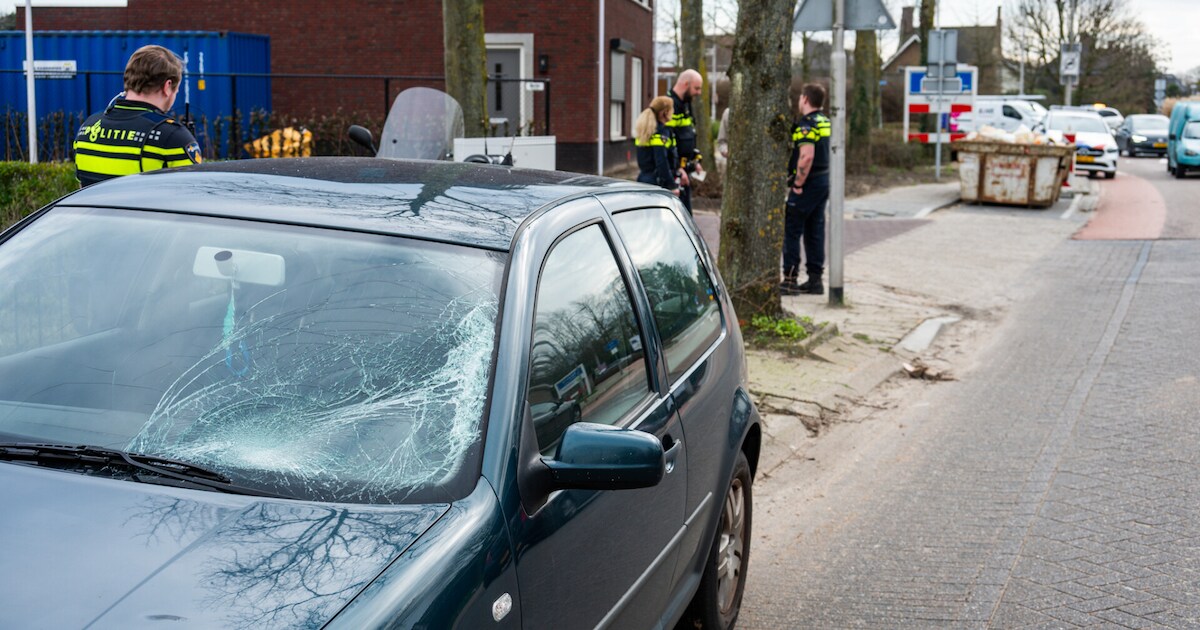 Fietser raakt gewond bij aanrijding met auto in Sprundel, slachtoffer landt op voorruit