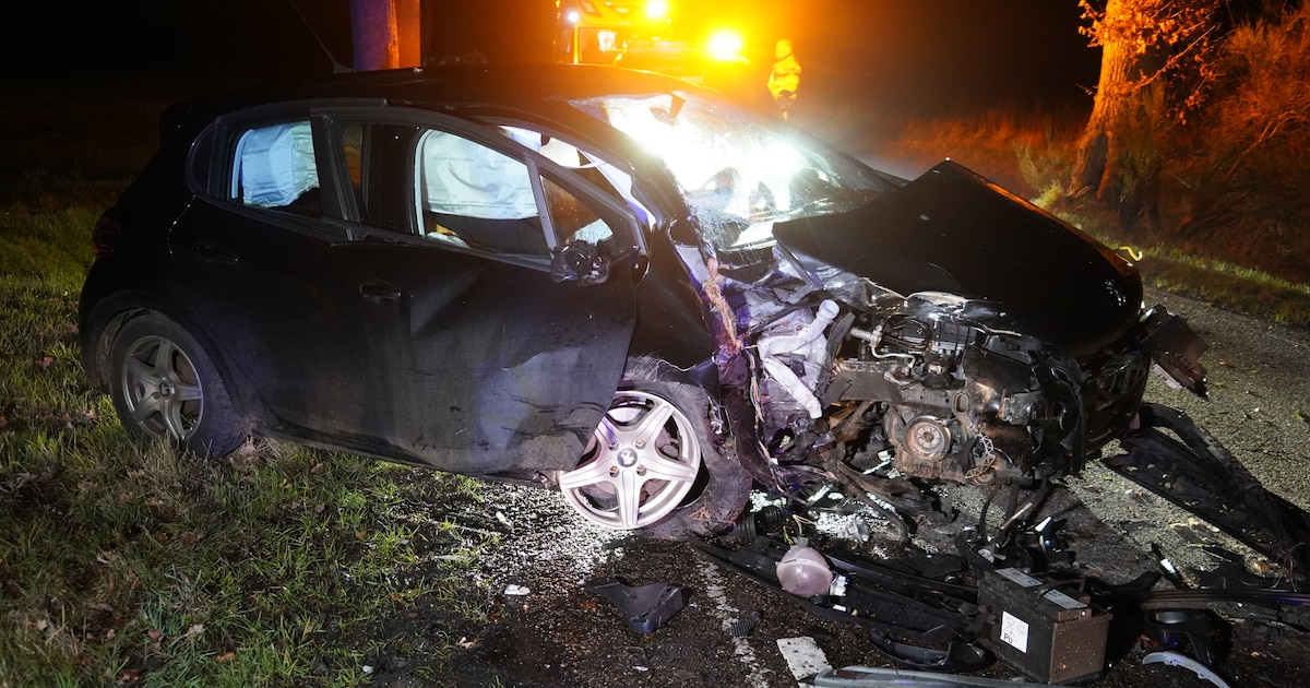 Auto botst tegen boom op de Hijkerweg in Hooghalen: bestuurder gewond