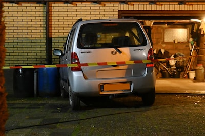 Auto ‘schiet uit’ en botst tegen garage in Prinsenbeek