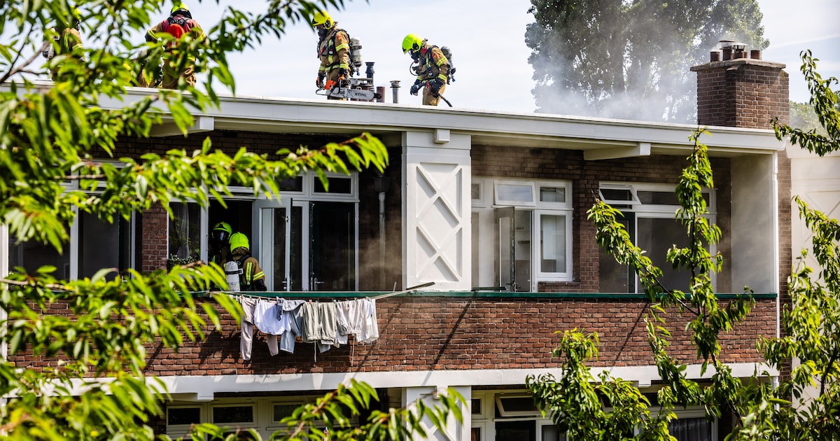 Twaalf woningen ontruimd na brand op dak van Rotterdamse woning
