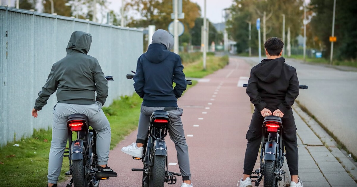 Grote verkeerscontrole van fatbikers in Overveen: politie deelt 28 bekeuringen uit
