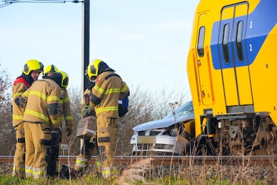 Trein botst tegen auto op overweg: verkeer na uren weer opgestart bij Oss