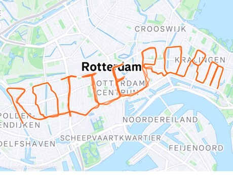 Vrienden lopen het woord ‘Rotterdam’ door de stad: 'De 'T' ging een beetje fout...’
