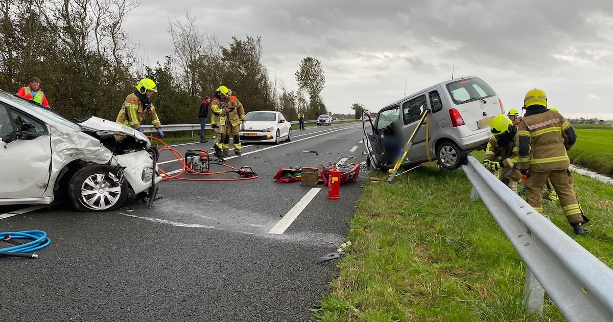 Auto balanceert op vangrail na aanrijding bij Hippolytushoef, N99 dicht
