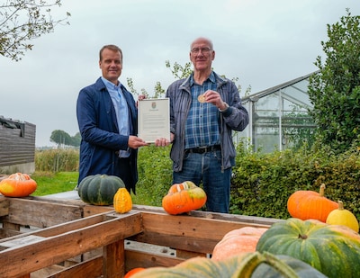 Henk Van Wijk ontvangt Nissewaardpenning in Spijkenisse
