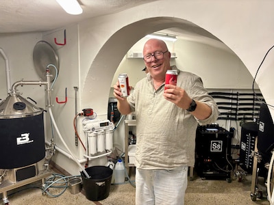 In de diepe kelder van Café De Gezelligheid brouwt Jos pikante biertjes: ‘Na 400 jaar weer bier’