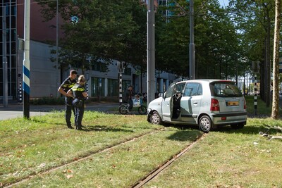 Automobilist eindigt op trambaan bij Laan op Zuid in Rotterdam
