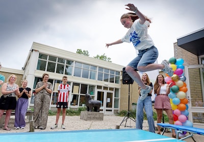 Leerlingen nemen met een reuzensprong afscheid van school